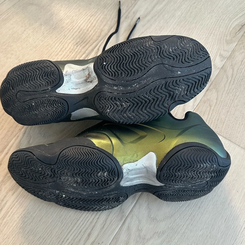 Supreme Nike Air Zoom Courtposite in a metallic gold/green colorway - Picture 5 of 5